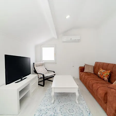 Flat With Balcony 10 Min To In Appartamento *